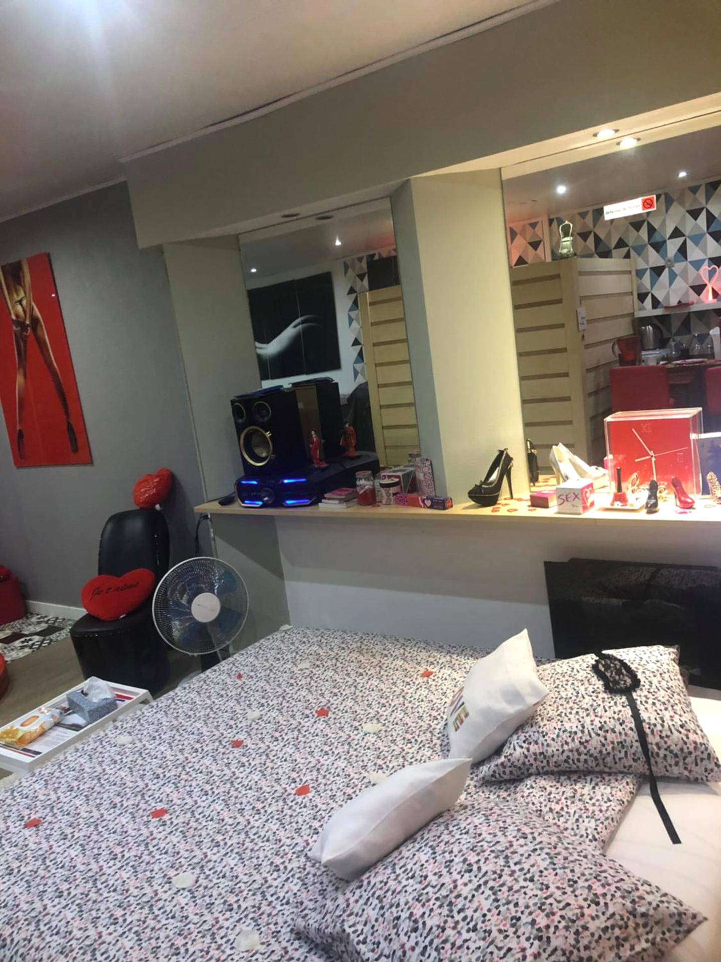 Photo du logement - SPABYELLEETLUI spa rouge ou bleu