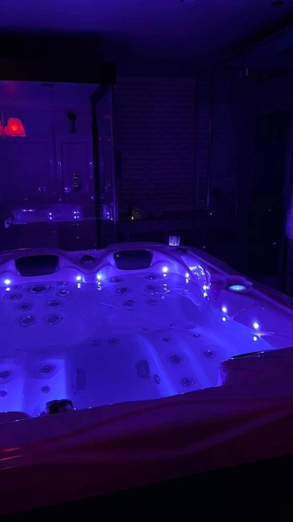 Photo du logement - SPABYELLEETLUI spa rouge ou bleu
