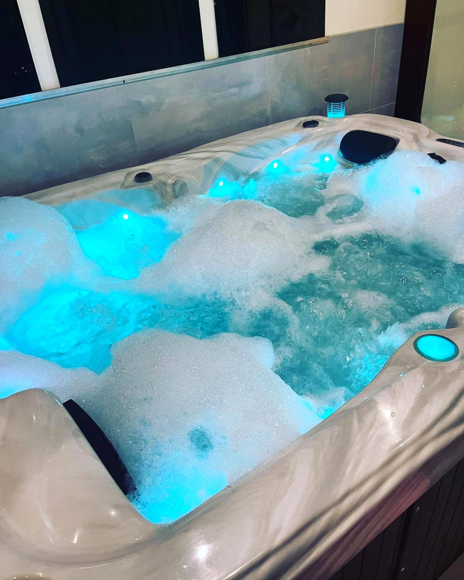 Photo du logement - SPABYELLEETLUI spa rouge ou bleu - Neuville - en - Ferrain