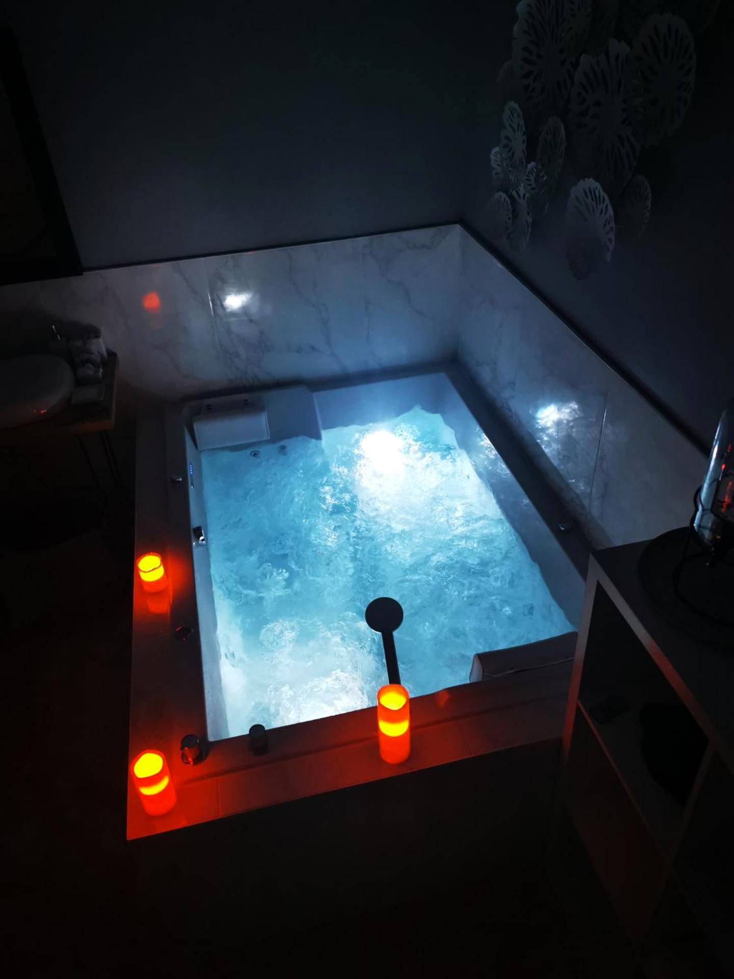Photo du logement - SPABYELLEETLUI spa rouge ou bleu - Neuville - en - Ferrain