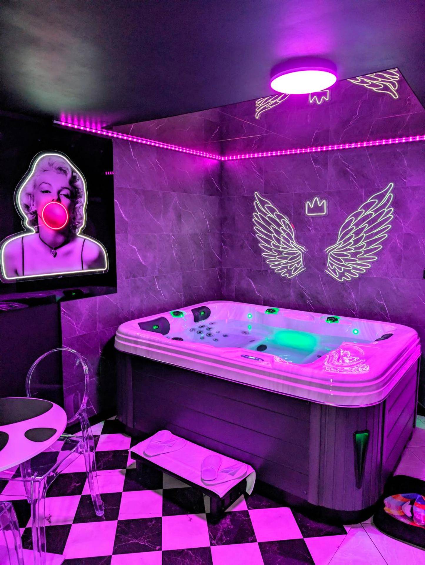 Jacuzzi privatif sous néons violets - Love Room Saint - Amand - les - Eaux - Le Spacidulé
