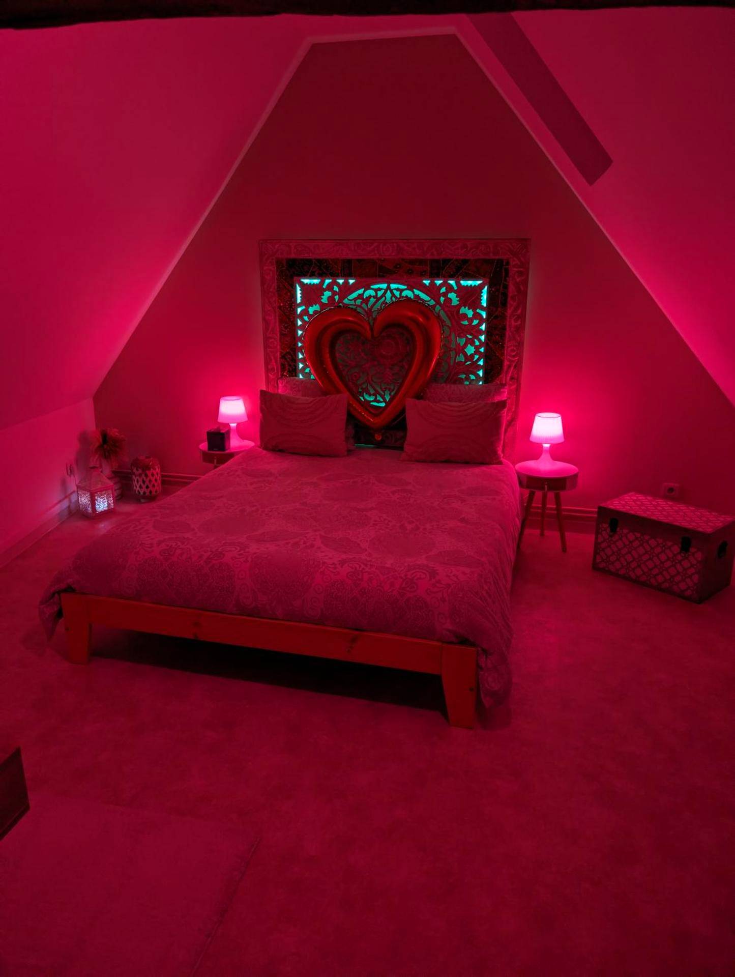 Lit double avec tête de lit cœur lumineuse - Le Spacidulé