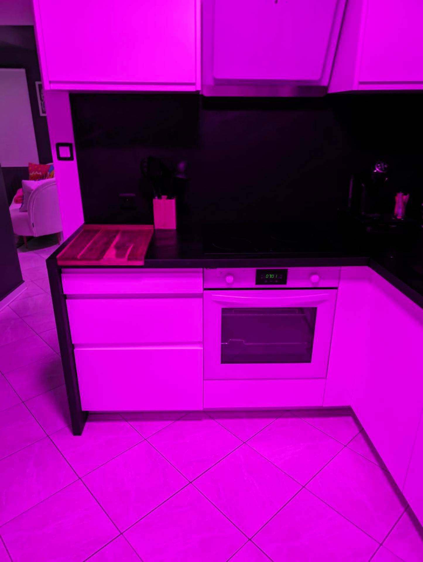 Cuisine équipée avec éclairage d'ambiance rose - Le Spacidulé