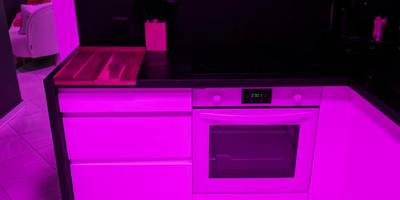 Cuisine équipée avec éclairage d'ambiance rose - Le Spacidulé