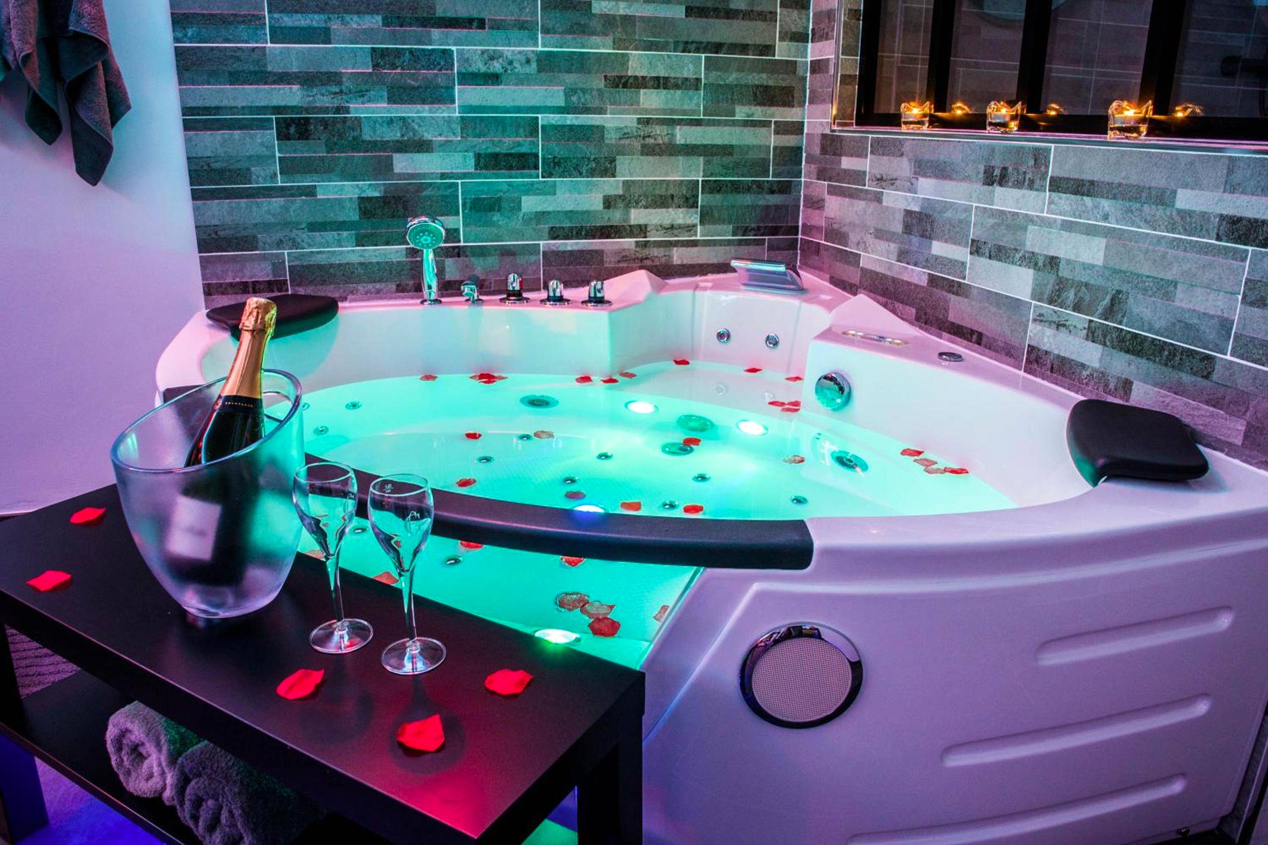 Jacuzzi avec pétales de rose et champagne - Love Room Boussy - Saint - Antoine - LE SPAMOUREUX bien - être a deux