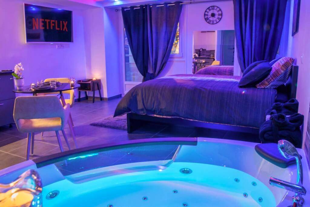 Suite avec lit double et écran Netflix - LE SPAMOUREUX bien - être a deux
