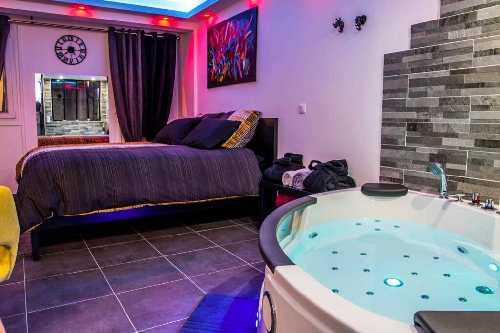 Espace nuit avec jacuzzi privatif éclairé - LE SPAMOUREUX bien - être a deux