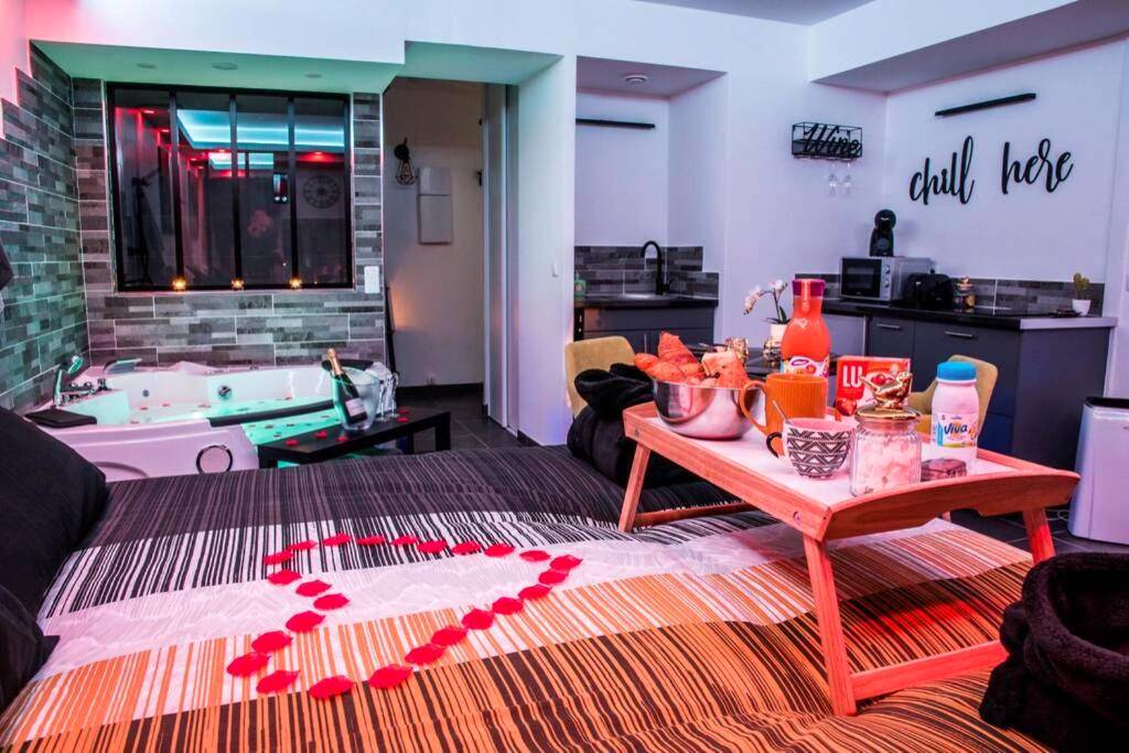 Petit - déjeuner au lit et vue sur le jacuzzi - LE SPAMOUREUX bien - être a deux