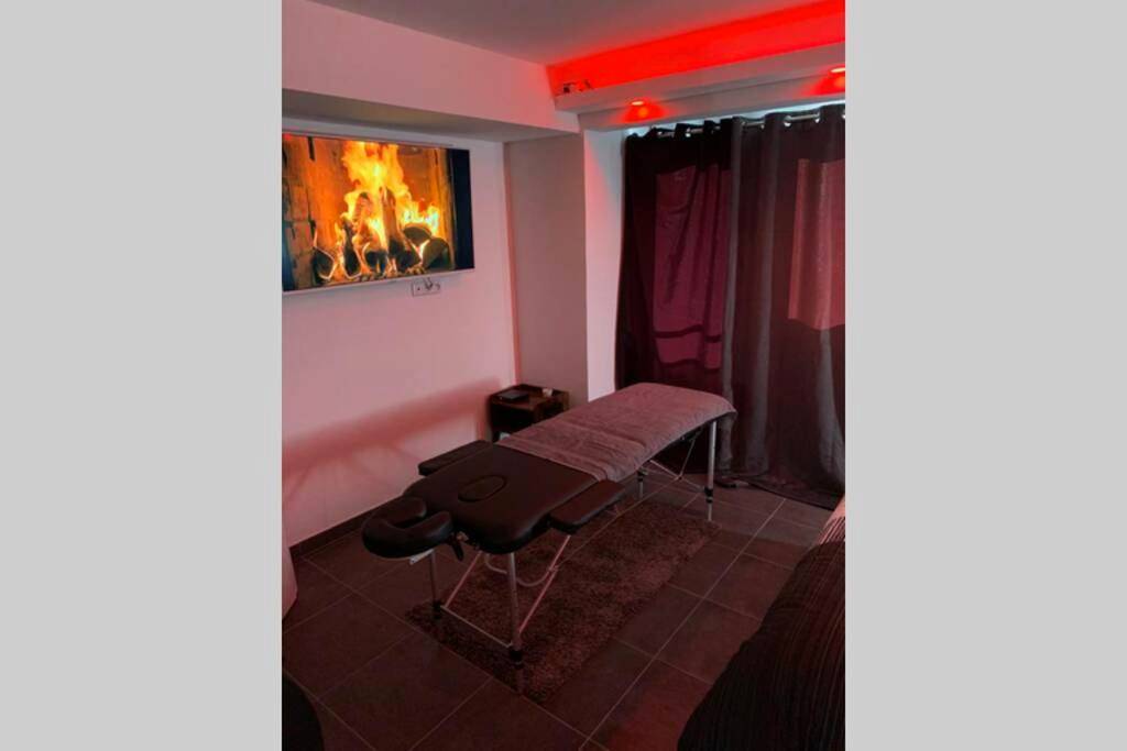 Table de massage face à un écran cheminée - LE SPAMOUREUX bien - être a deux