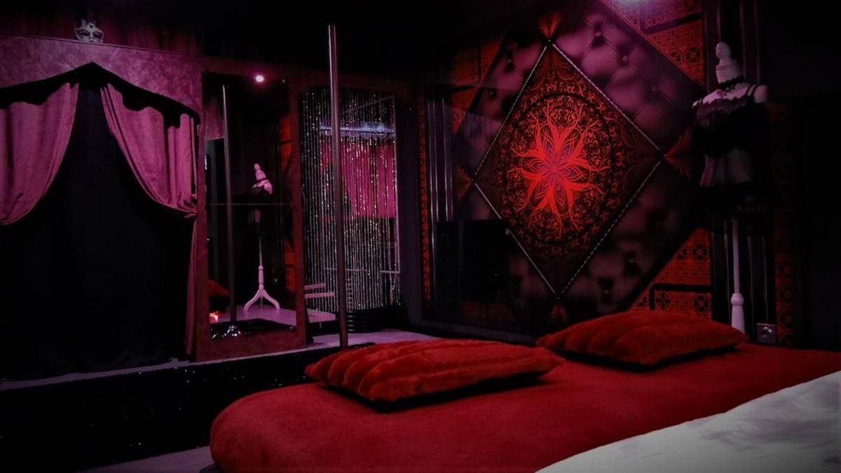 Vue interieure - Love room Sparadis Laval 53 Studio avec jacuzzi privatif