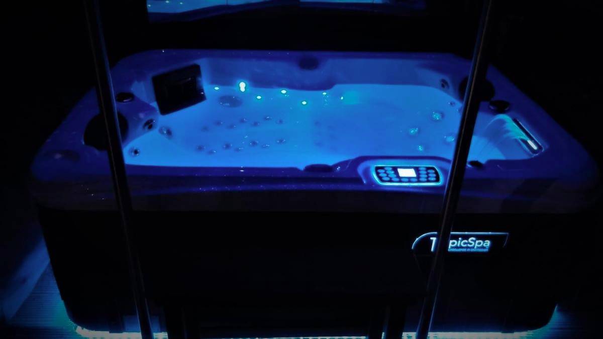 Photo du logement - Love room Sparadis Laval 53 Studio avec jacuzzi privatif - Laval