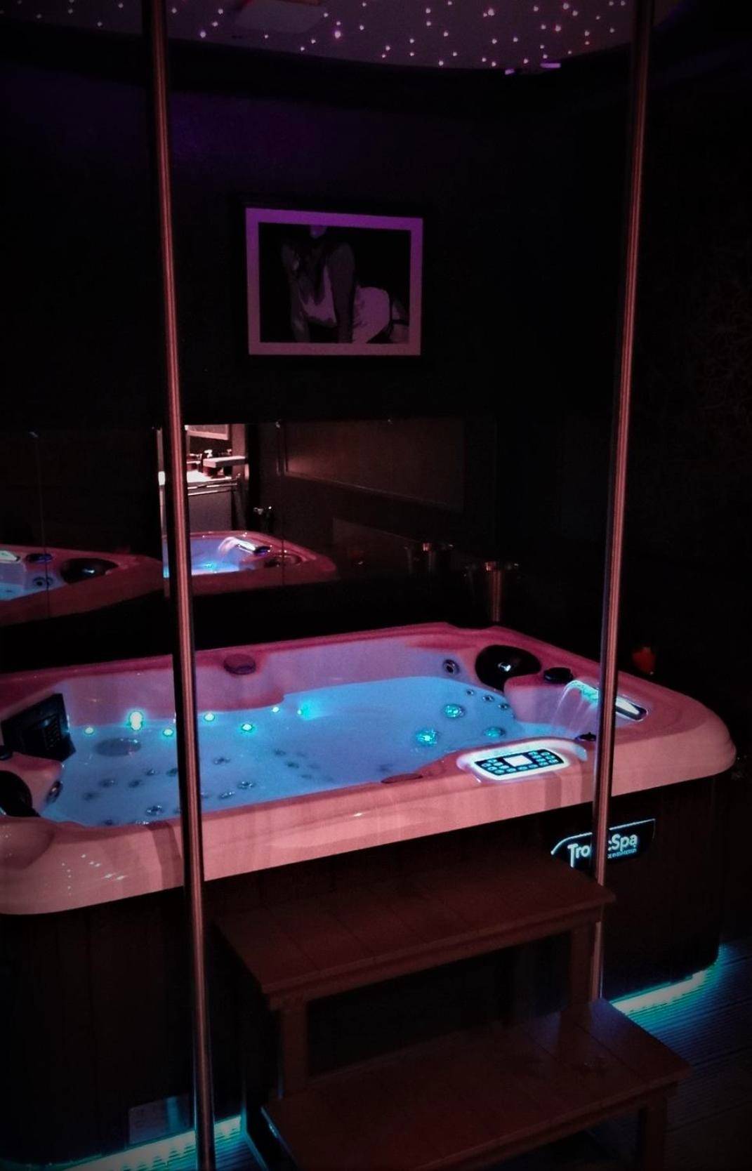 Autre vue interieure - Love room Sparadis Laval 53 Studio avec jacuzzi privatif - Laval