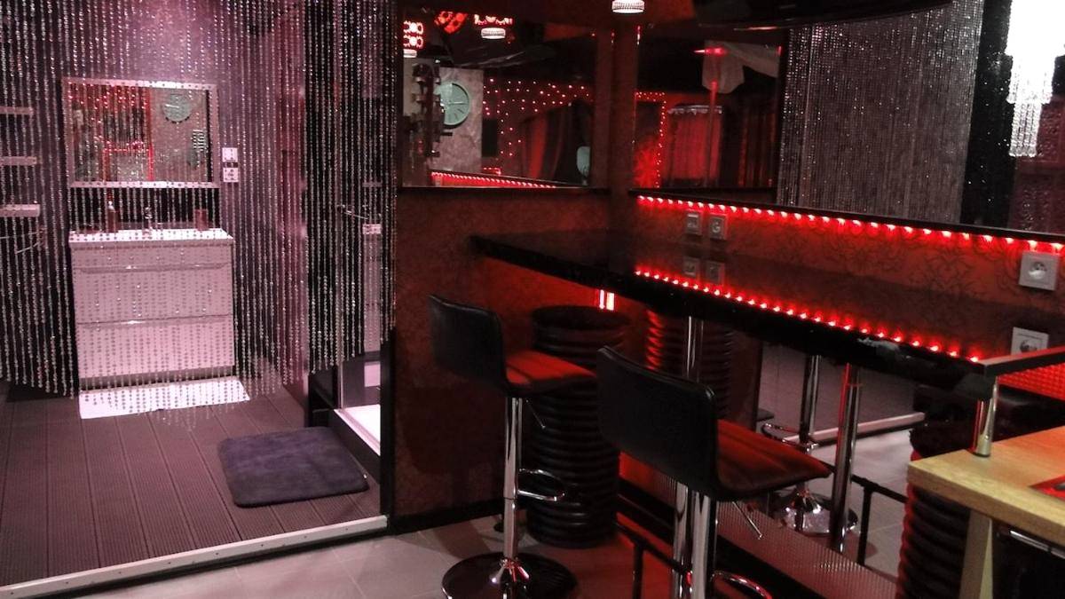 Detail du logement - Love room Sparadis Laval 53 Studio avec jacuzzi privatif