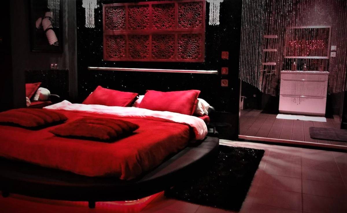 Photo du logement - Love room Sparadis Laval 53 Studio avec jacuzzi privatif - Laval