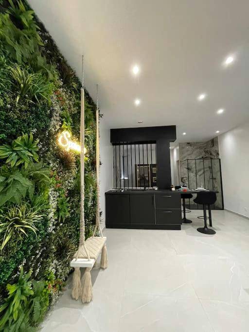 Balançoire intérieure et mur végétal - Sparadise : Jacuzzi et Sauna