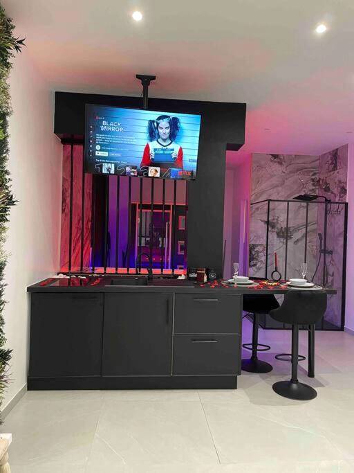 Cuisine équipée avec bar et écran plat - Sparadise : Jacuzzi et Sauna