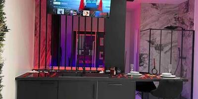 Cuisine équipée avec bar et écran plat - Sparadise : Jacuzzi et Sauna