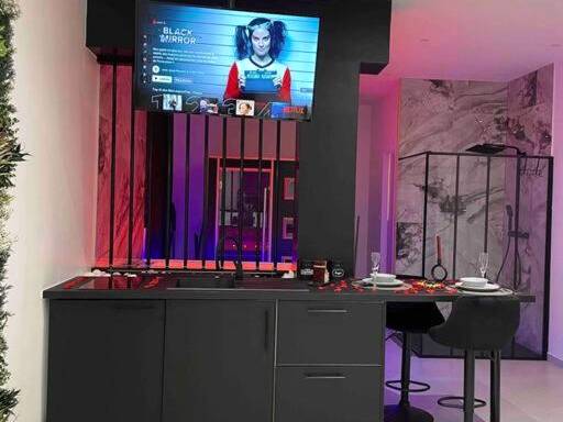 Cuisine équipée avec bar et écran plat - Sparadise : Jacuzzi et Sauna