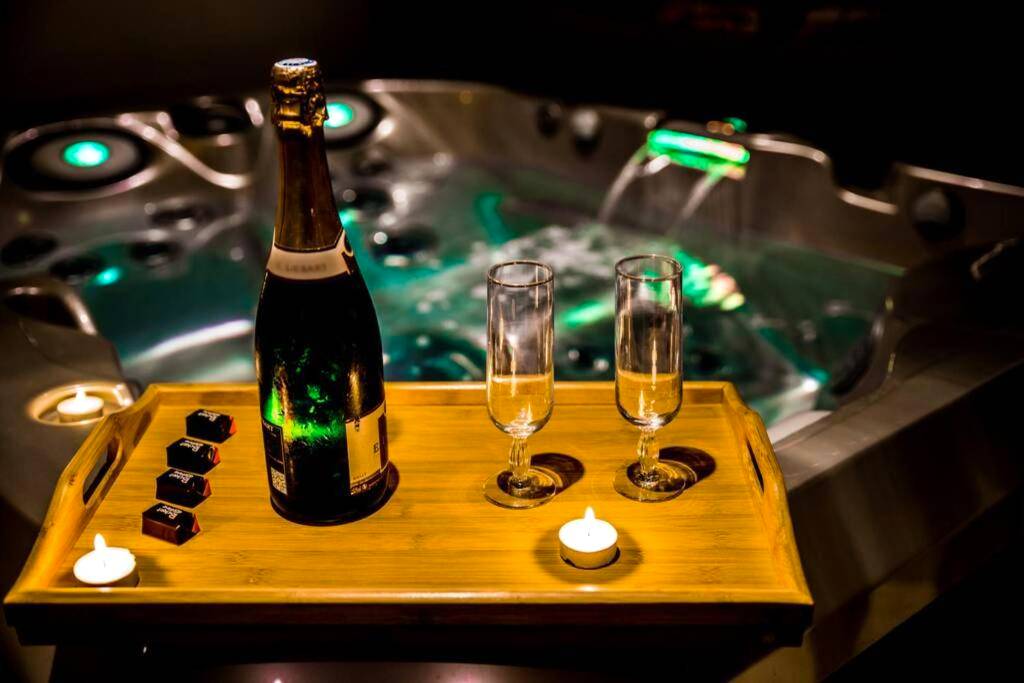 Plateau de bienvenue avec champagne et jacuzzi - Love Room Saint - Junien - Les SPAS Insolites - Le SPA du Moulin