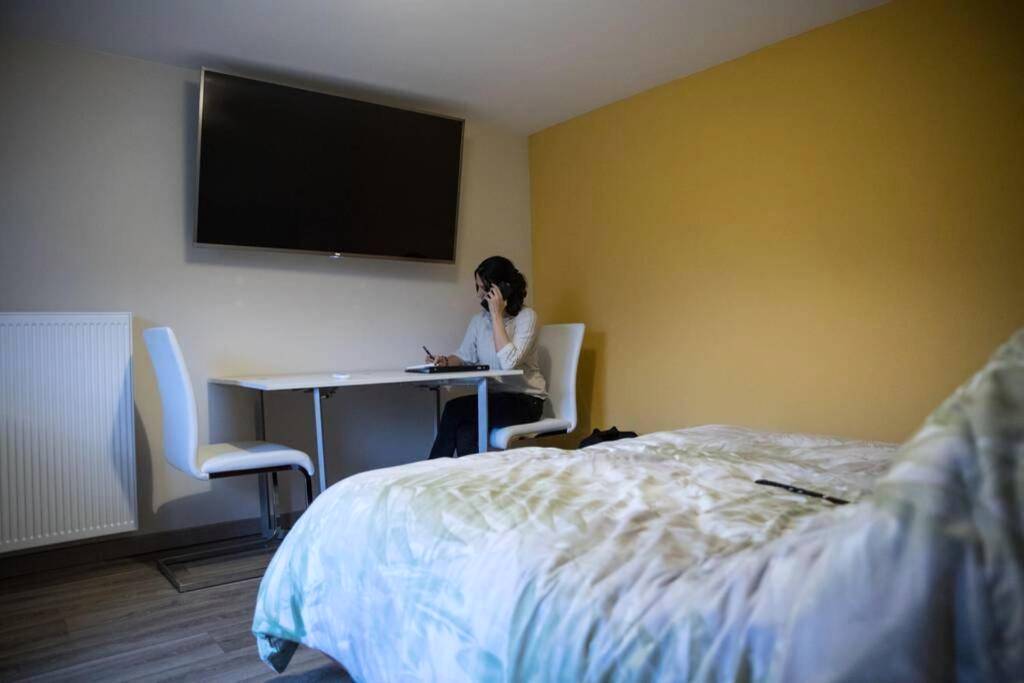 Espace bureau et télévision face au lit - Les SPAS Insolites - Le SPA du Moulin