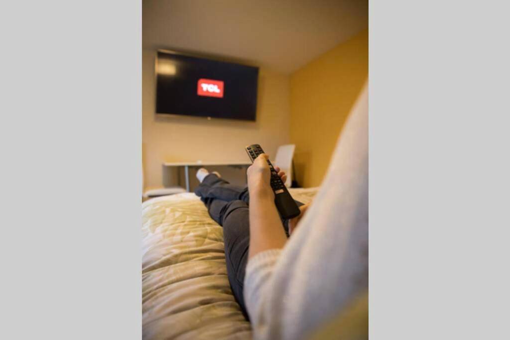 Moment de détente devant la télévision - Les SPAS Insolites - Le SPA du Moulin