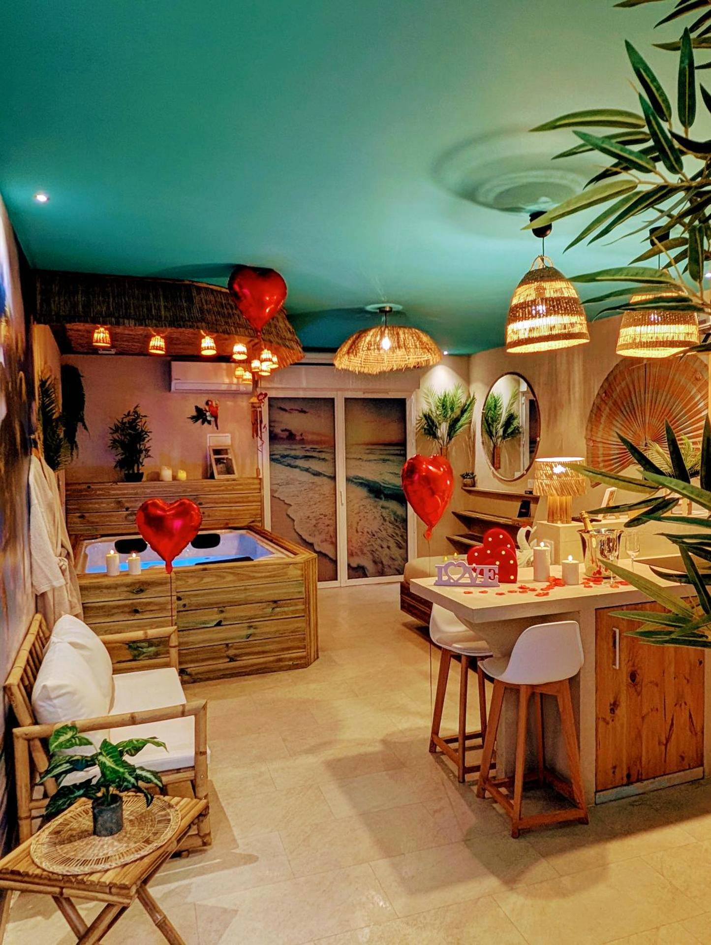 Vue d'ensemble avec bar, jacuzzi et déco tropicale - Les Spas de la Mer, Appart&Spa Aloha, 100m de la plage, Plein cœur...