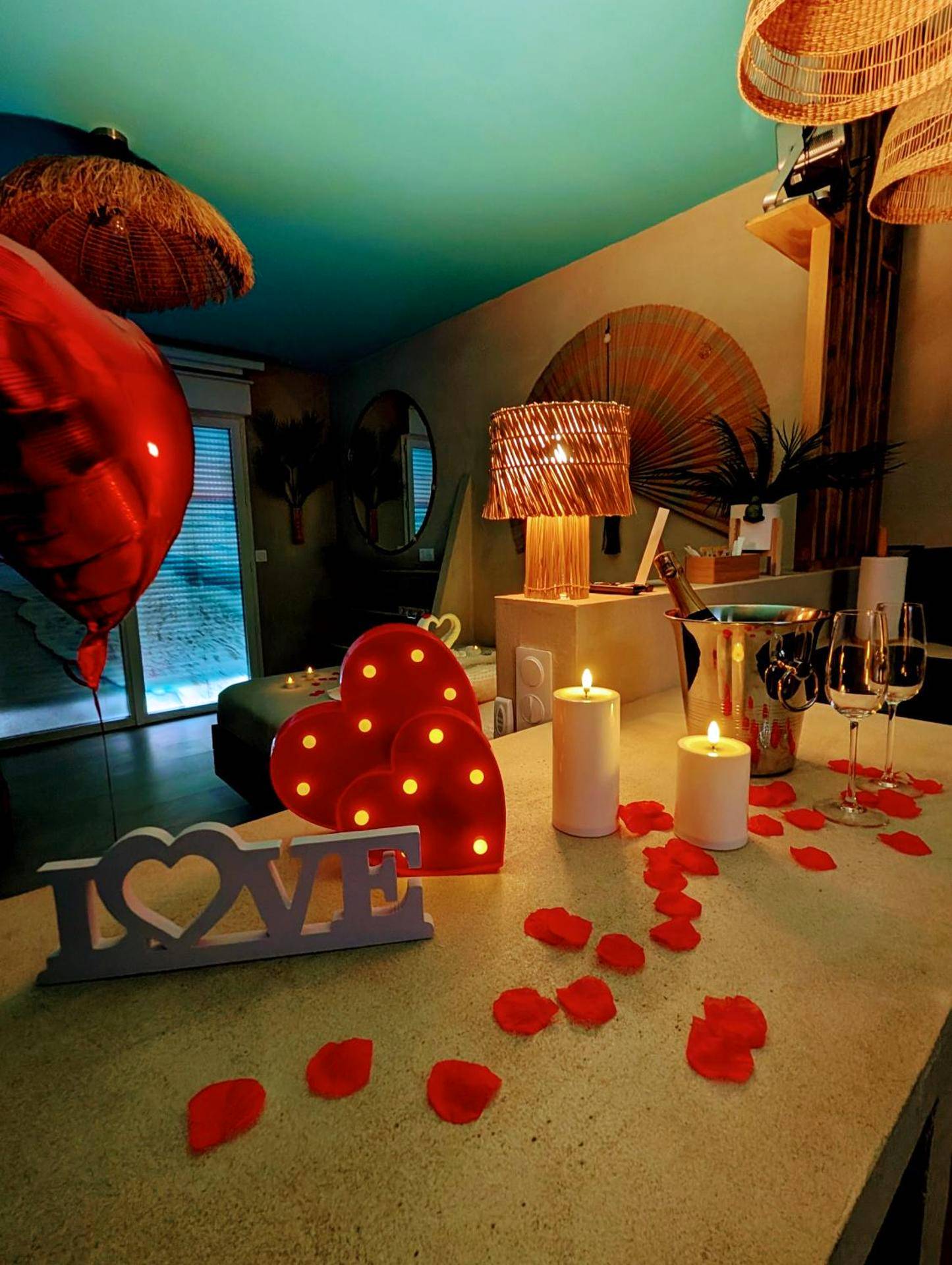 Décoration romantique avec bougies et pétales - Les Spas de la Mer, Appart&Spa Aloha, 100m de la plage, Plein cœur du Grau