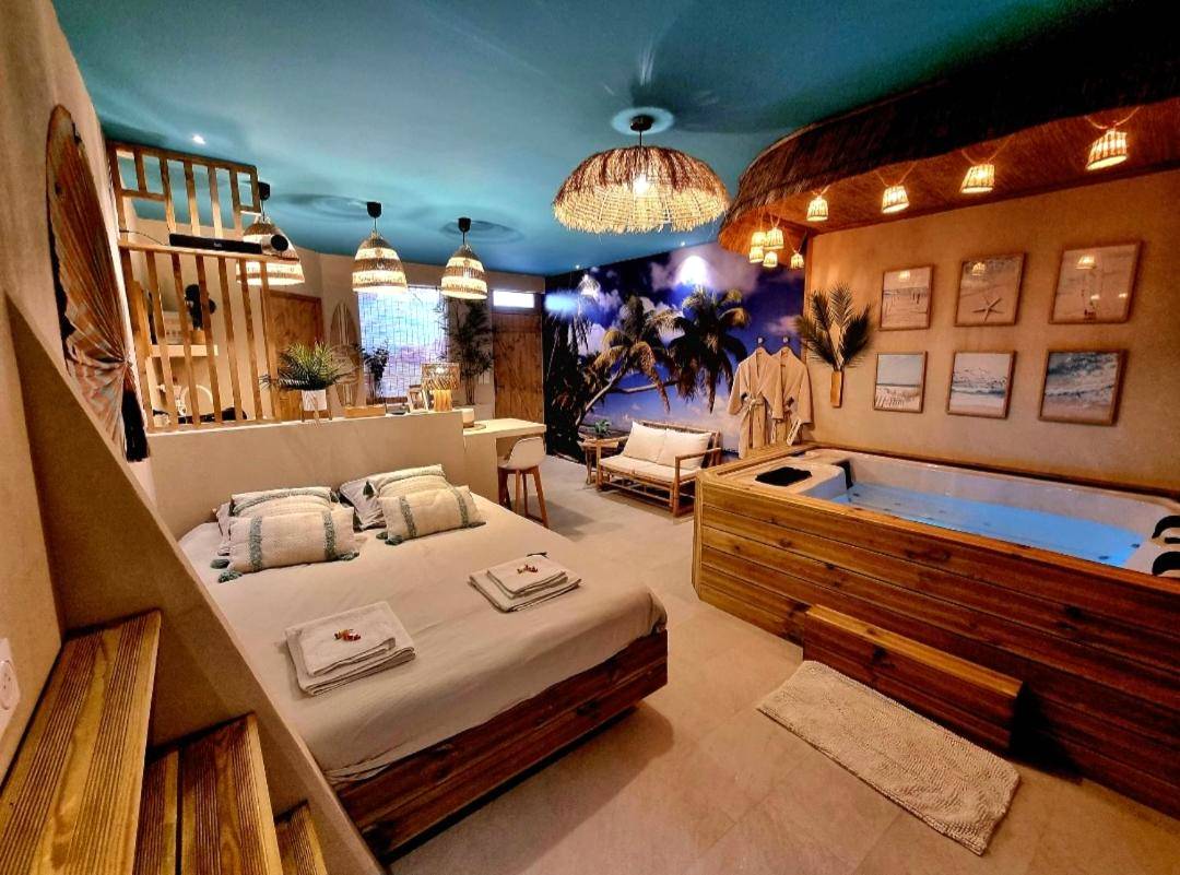 Chambre avec lit double et grand jacuzzi en bois - Les Spas de la Mer, Appart&Spa Aloha, 100m de la plage, Plein cœur du Grau