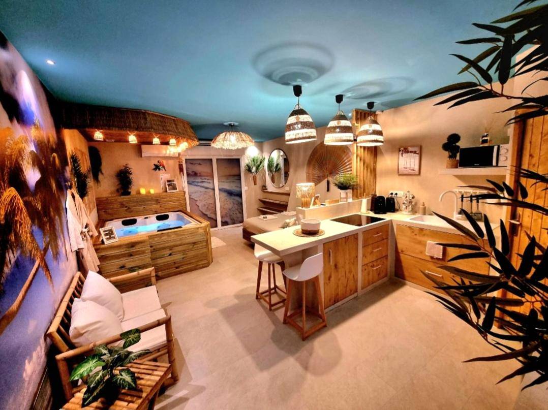 Photo du logement - Les Spas de la Mer, Appart&Spa Aloha, 100m de la plage, Plein cœur du Grau - Le Grau - du - Roi