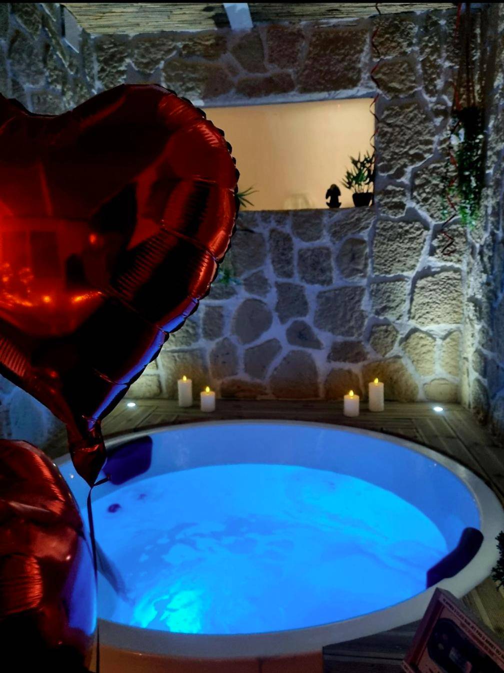 Bain à remous bleu et ballons en cœur - Les Spas de la mer, Suite & Spa, Love room, Plein Cœur du Grau