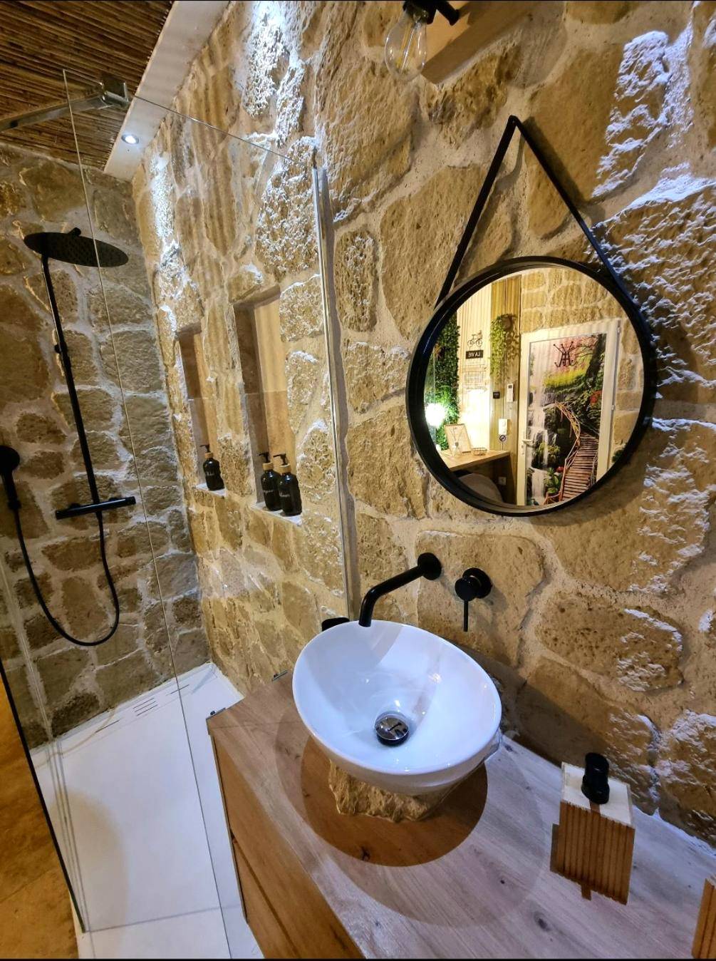 Vasque design et douche sur mur en pierres - Les Spas de la mer, Suite & Spa, Love room, Plein Cœur du Grau