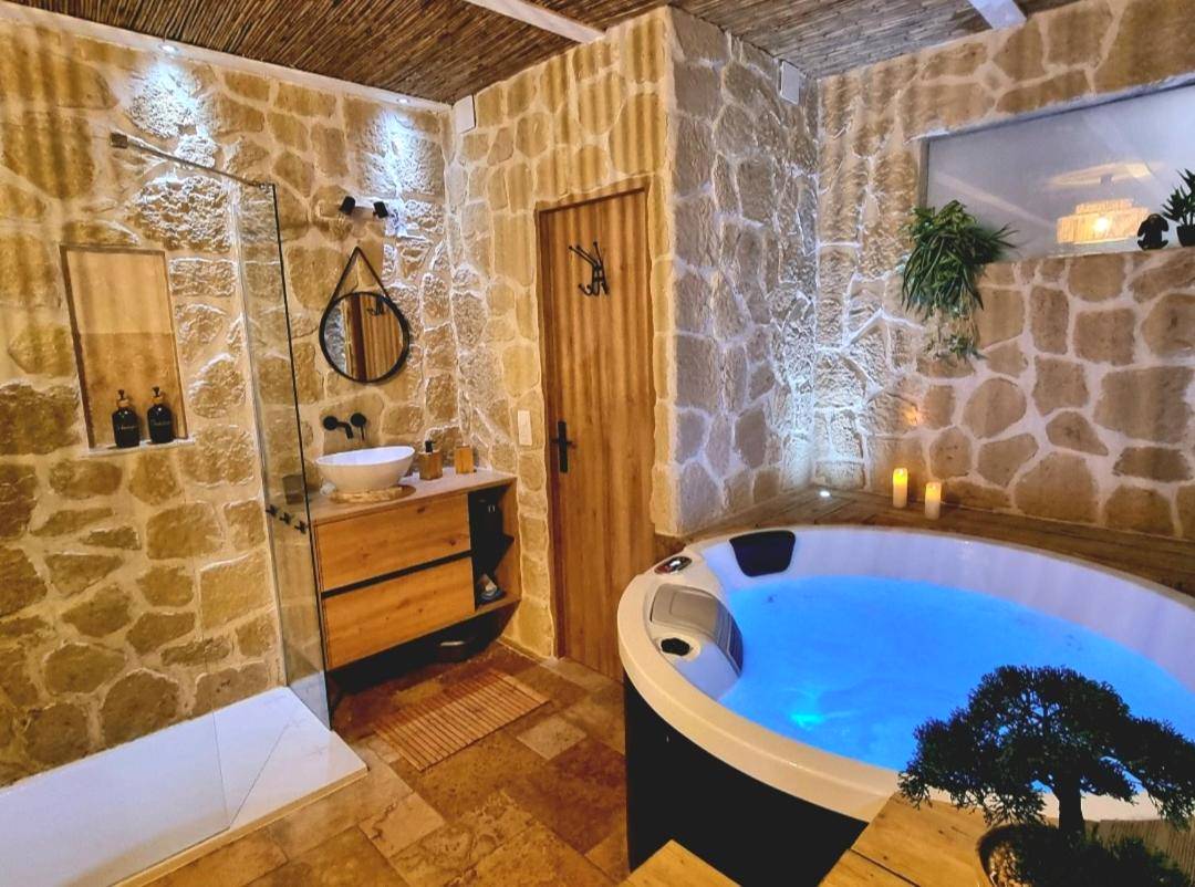 Photo du logement - Les Spas de la mer, Suite & Spa, Love room, Plein Cœur du Grau - Le Grau - du - Roi