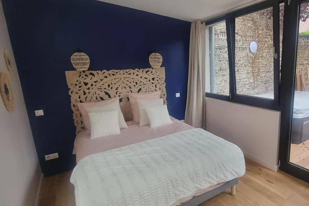 Lit double avec tête de lit sculptée en bois - Les Spas du Sébasto