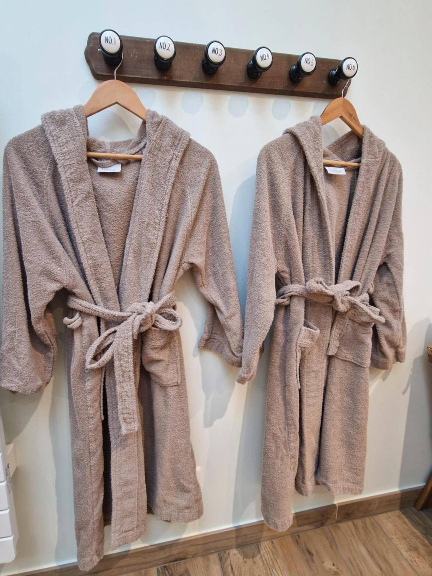 Peignoirs de bain suspendus sur patère - Les Spas du Sébasto