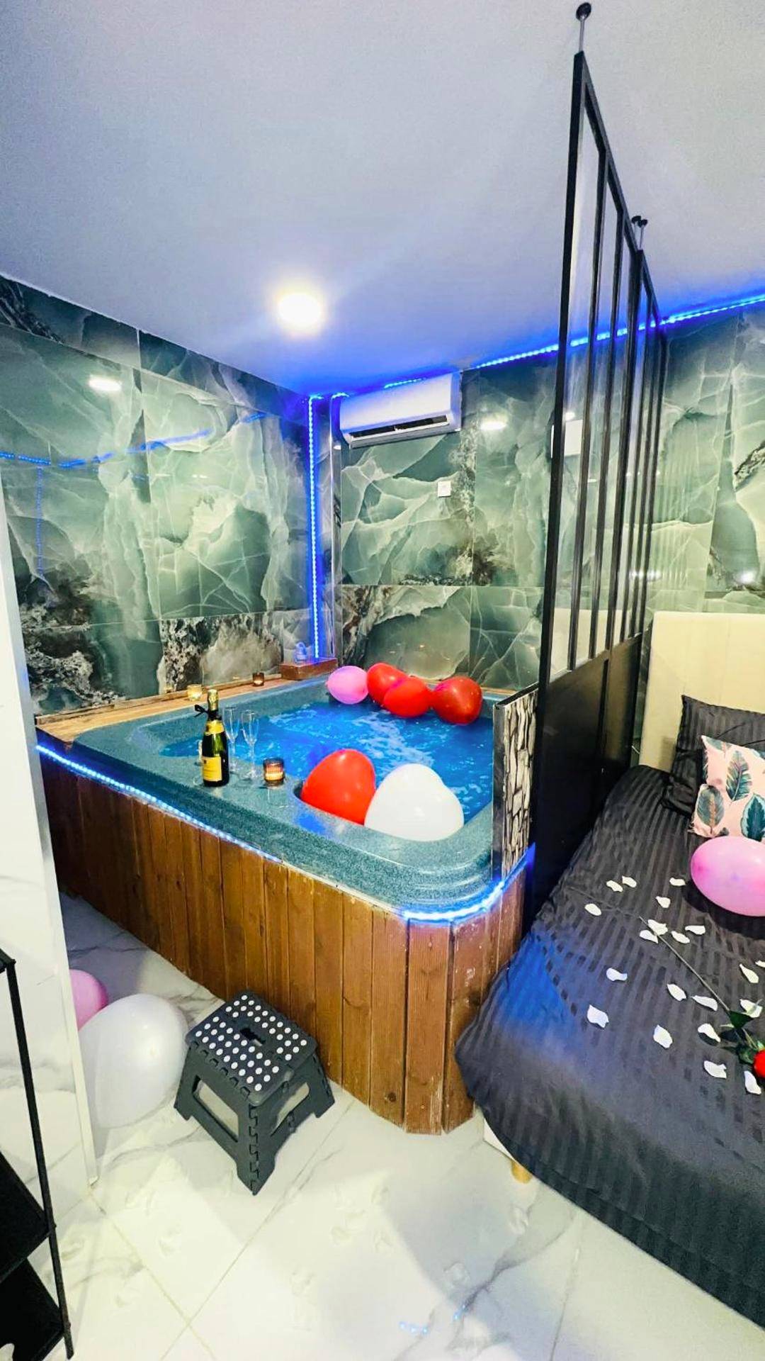 Jacuzzi privatif avec ballons et champagne - Love Room Nîmes - Spazen30