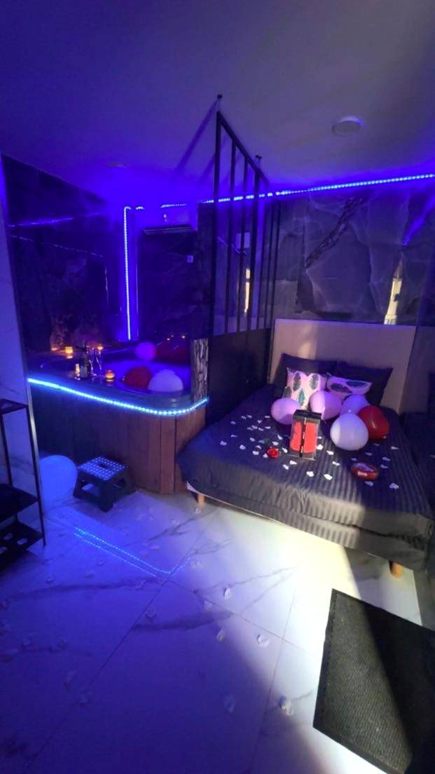 Chambre romantique avec lit décoré et jacuzzi - Spazen30