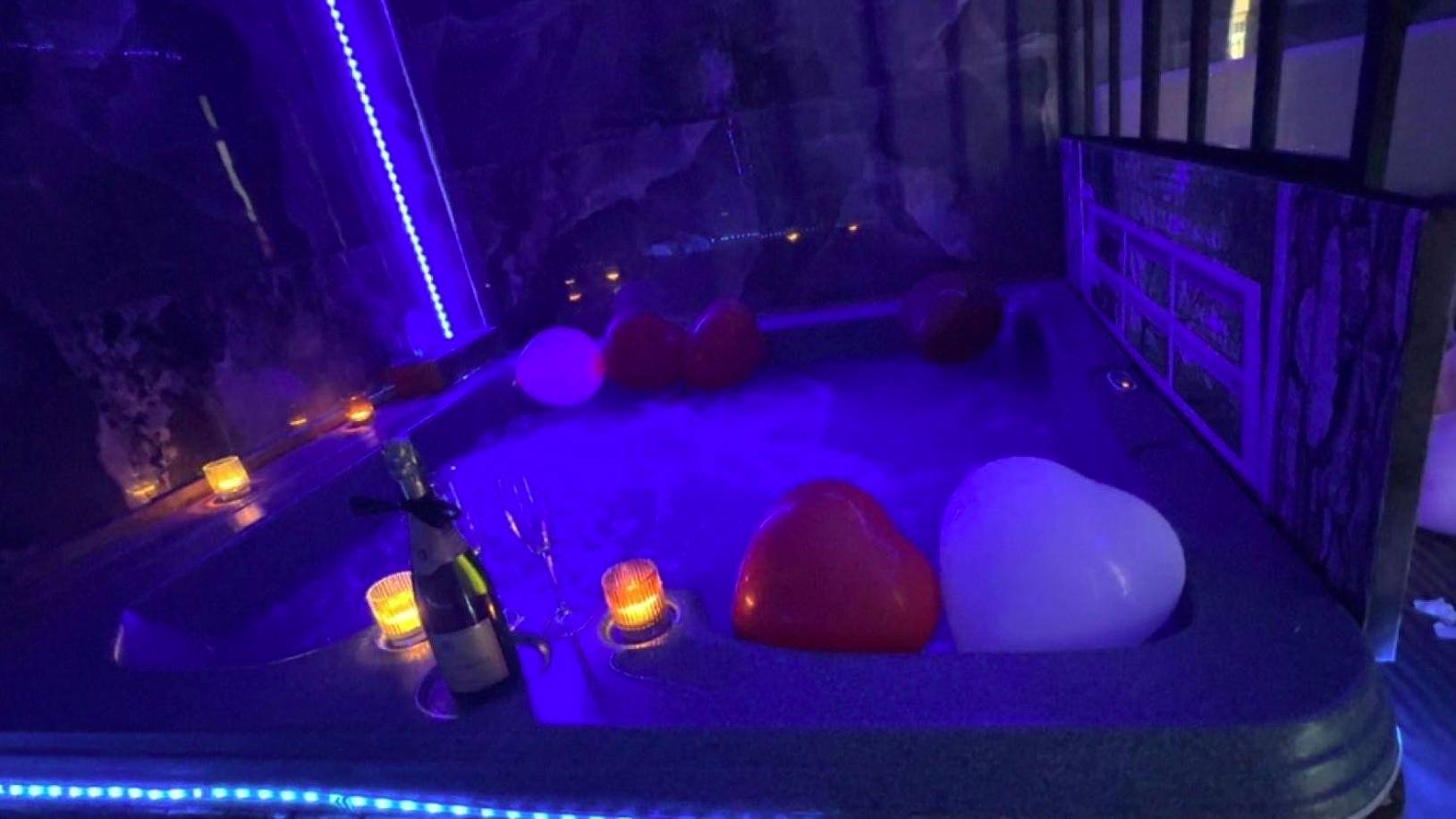 Détail du jacuzzi éclairé avec bougies - Spazen30