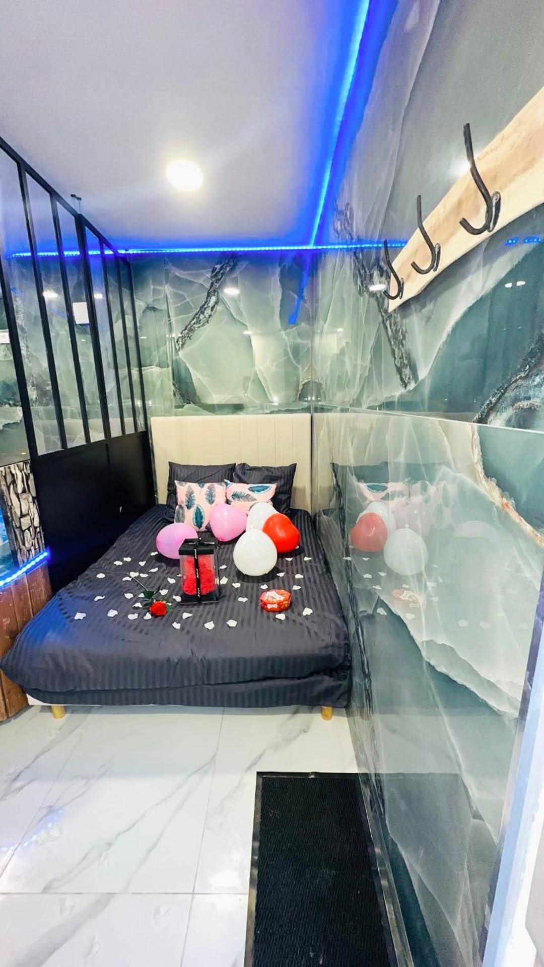 Lit double avec pétales et ballons de cœur - Spazen30