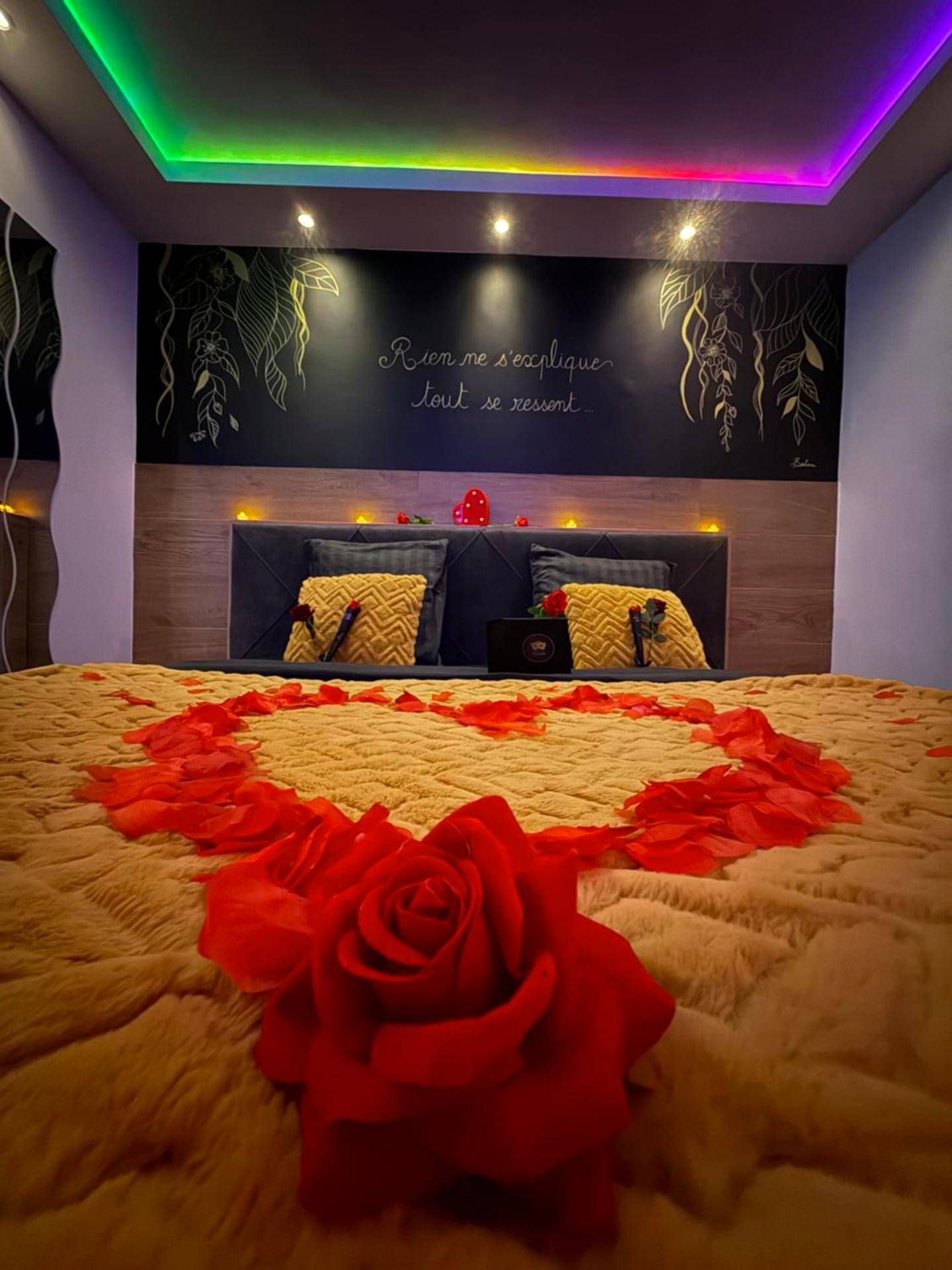 Lit avec cœur en pétales de rose et néons - Love Room Villeneuve - Loubet - SPICY LOVE - proche Nice et Cannes - Jacuzzi...