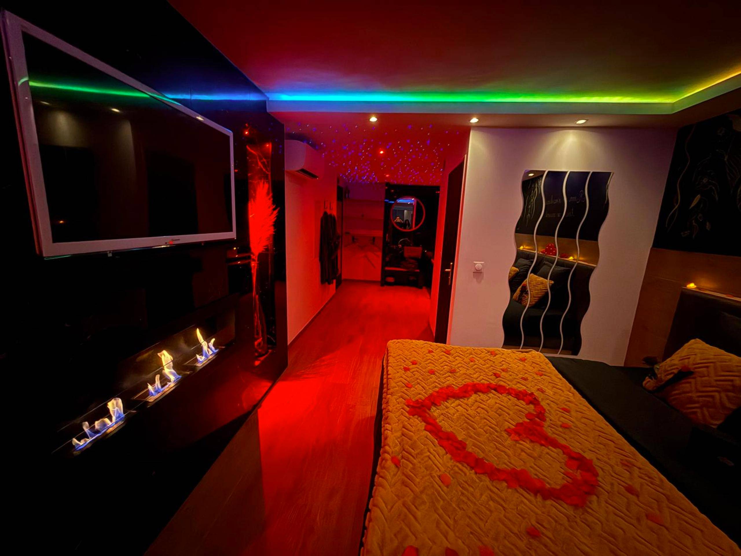 Chambre avec cheminée, TV et ambiance rouge - SPICY LOVE - proche Nice et Cannes - Jacuzzi privatif - French Riviera -...