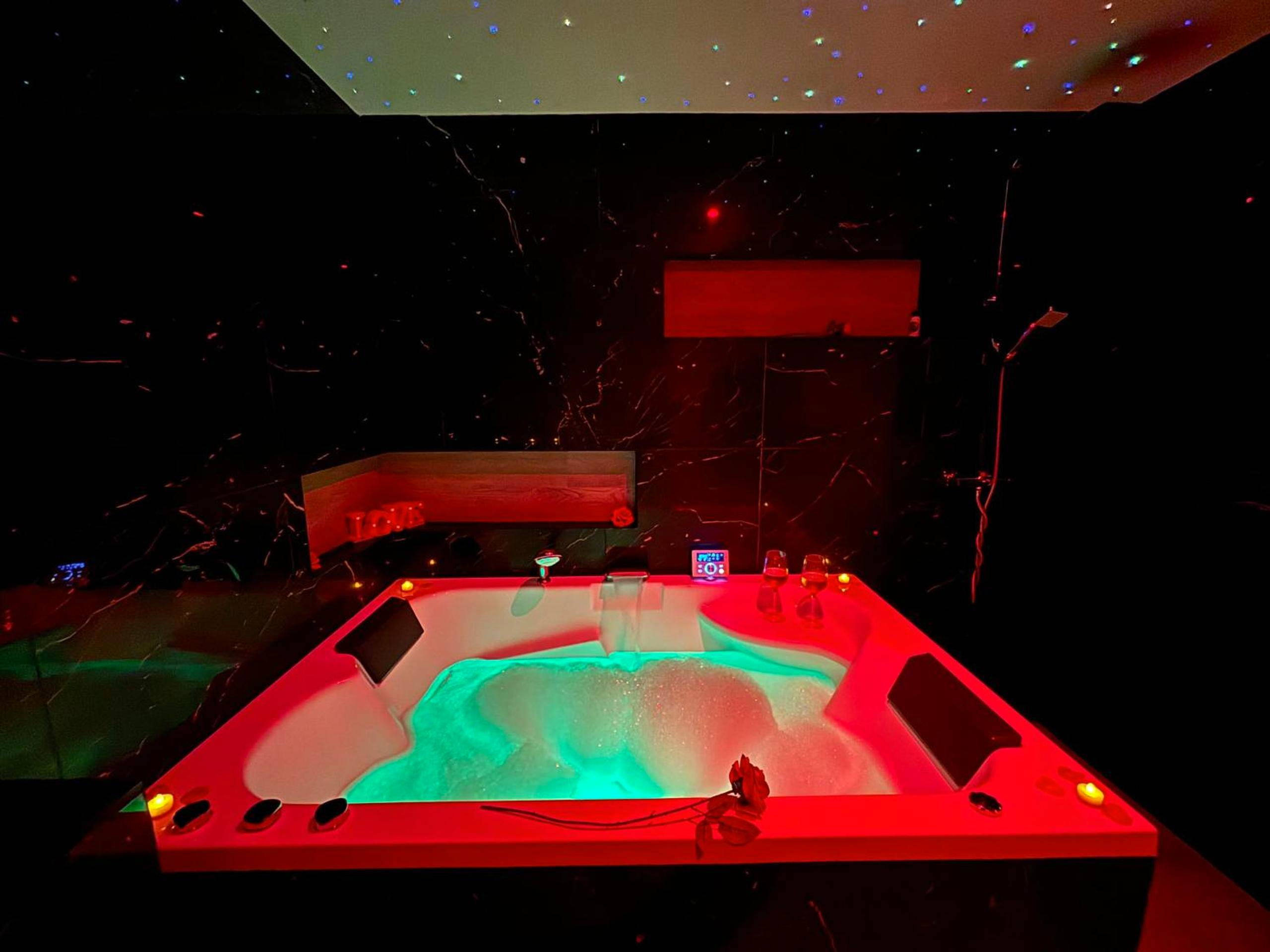 Photo du logement - SPICY LOVE - proche Nice et Cannes - Jacuzzi privatif - French Riviera - luxe - suite romantique