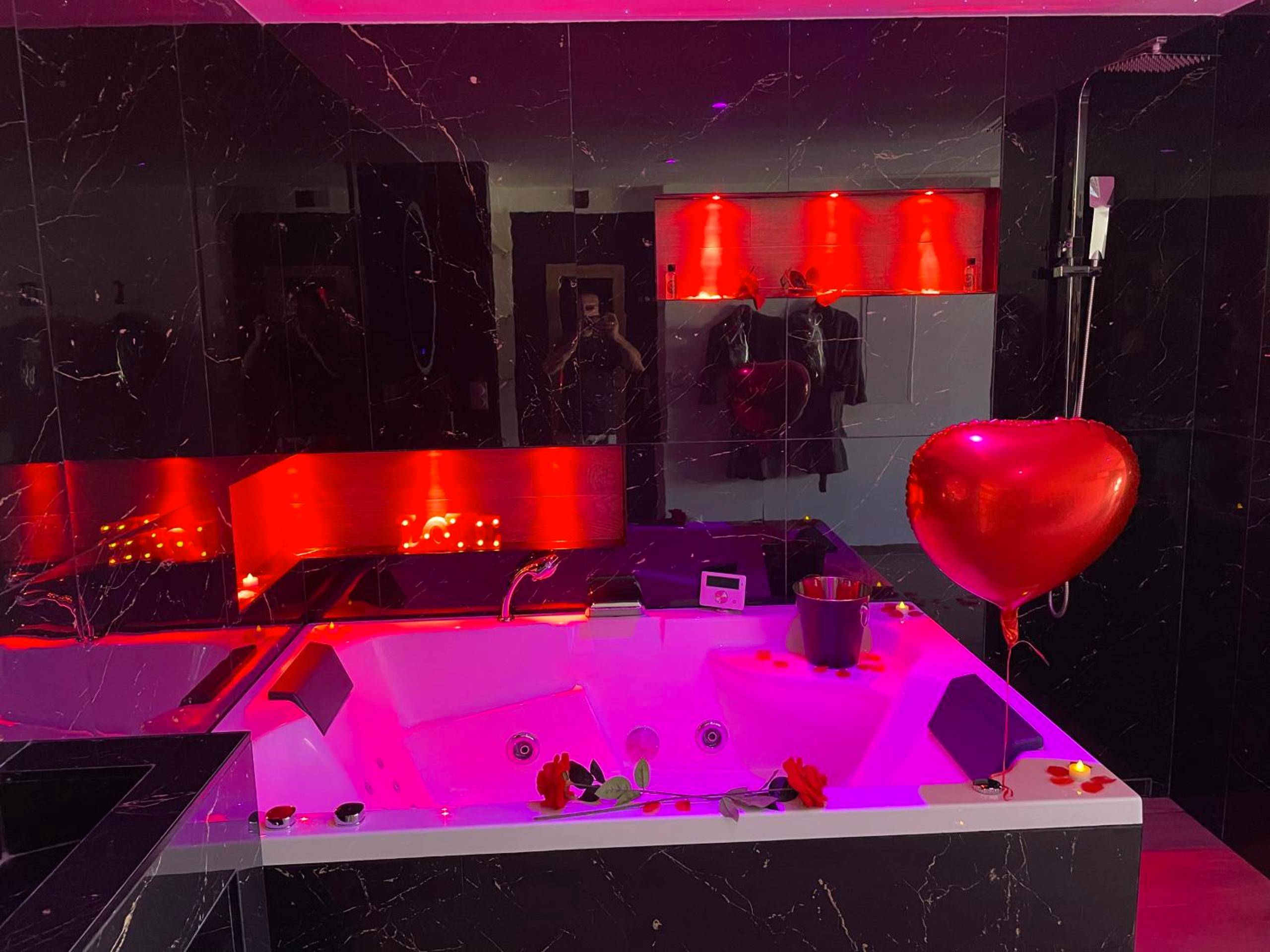 Photo du logement - SPICY LOVE - proche Nice et Cannes - Jacuzzi privatif - French Riviera - luxe - suite romantique