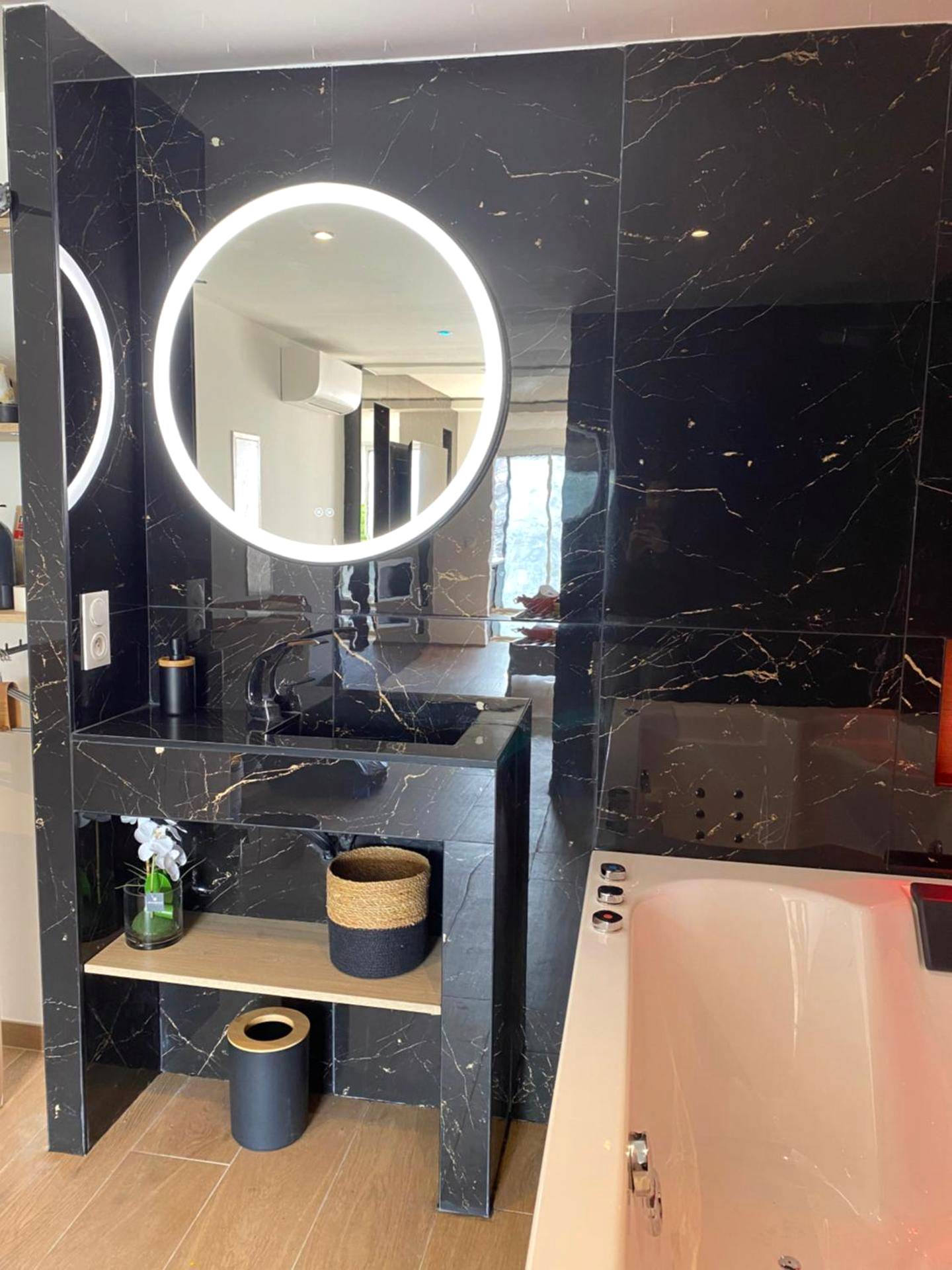 Salle de bain en marbre noir avec miroir LED - SPICY LOVE - proche Nice et Cannes - Jacuzzi privatif - French Riviera -...