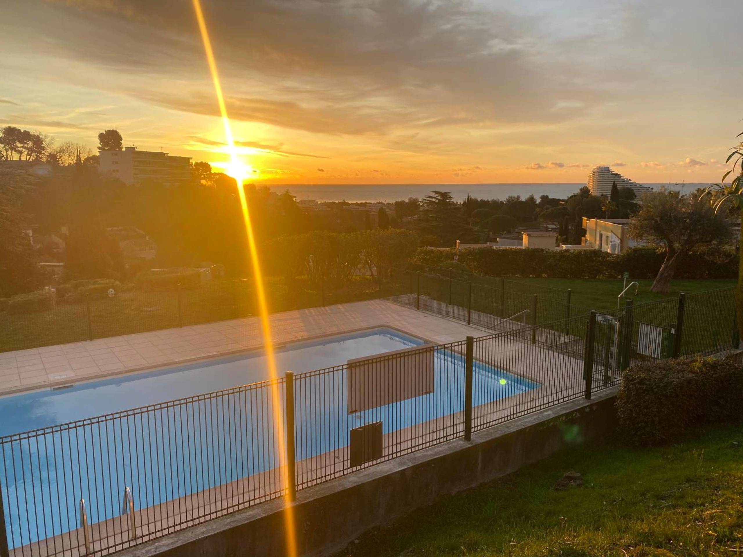 Piscine extérieure au coucher du soleil - SPICY LOVE - proche Nice et Cannes - Jacuzzi privatif - French Riviera - luxe...