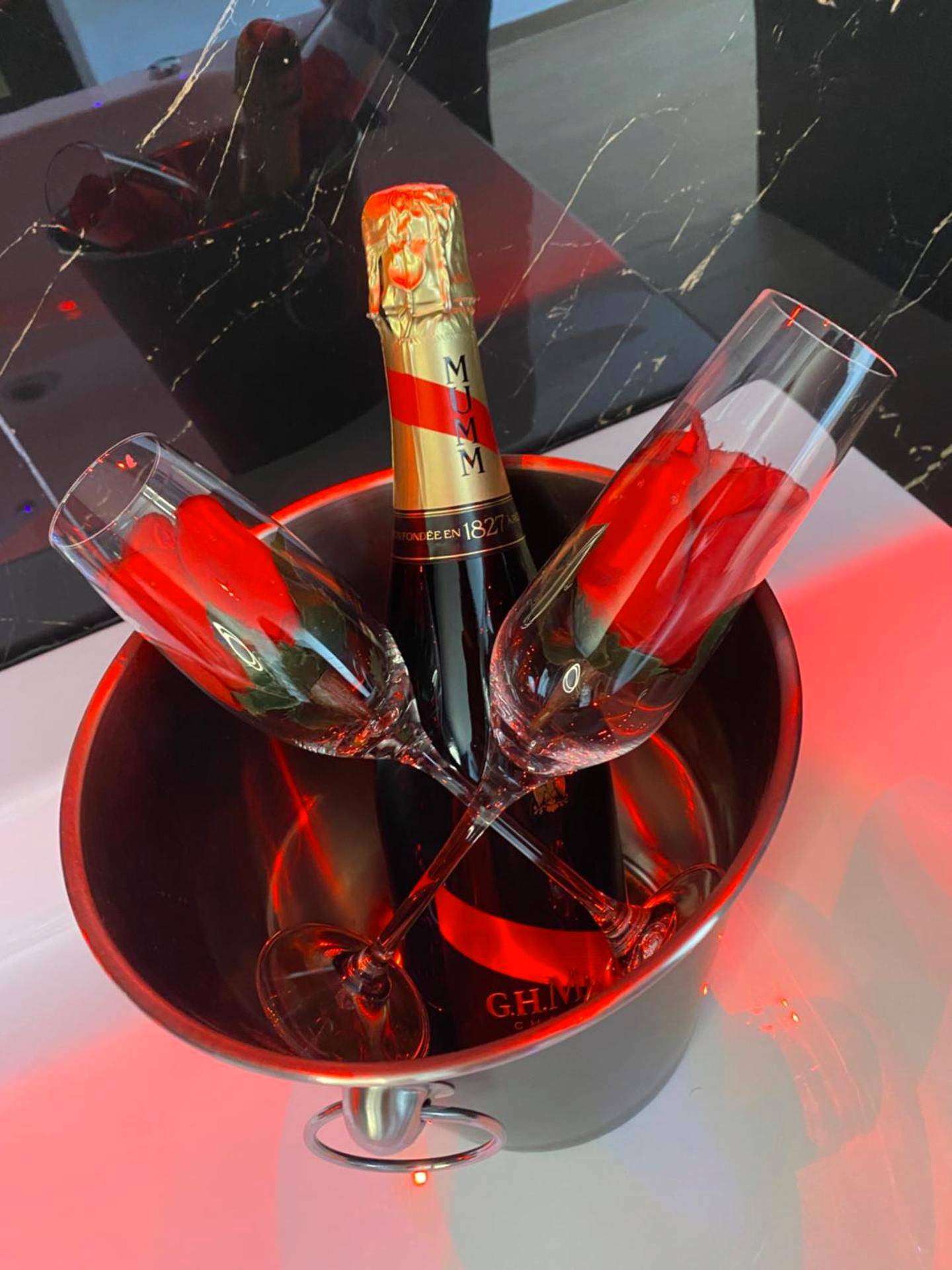 Bouteille de champagne et roses dans un seau - SPICY LOVE - proche Nice et Cannes - Jacuzzi privatif - French Riviera -...