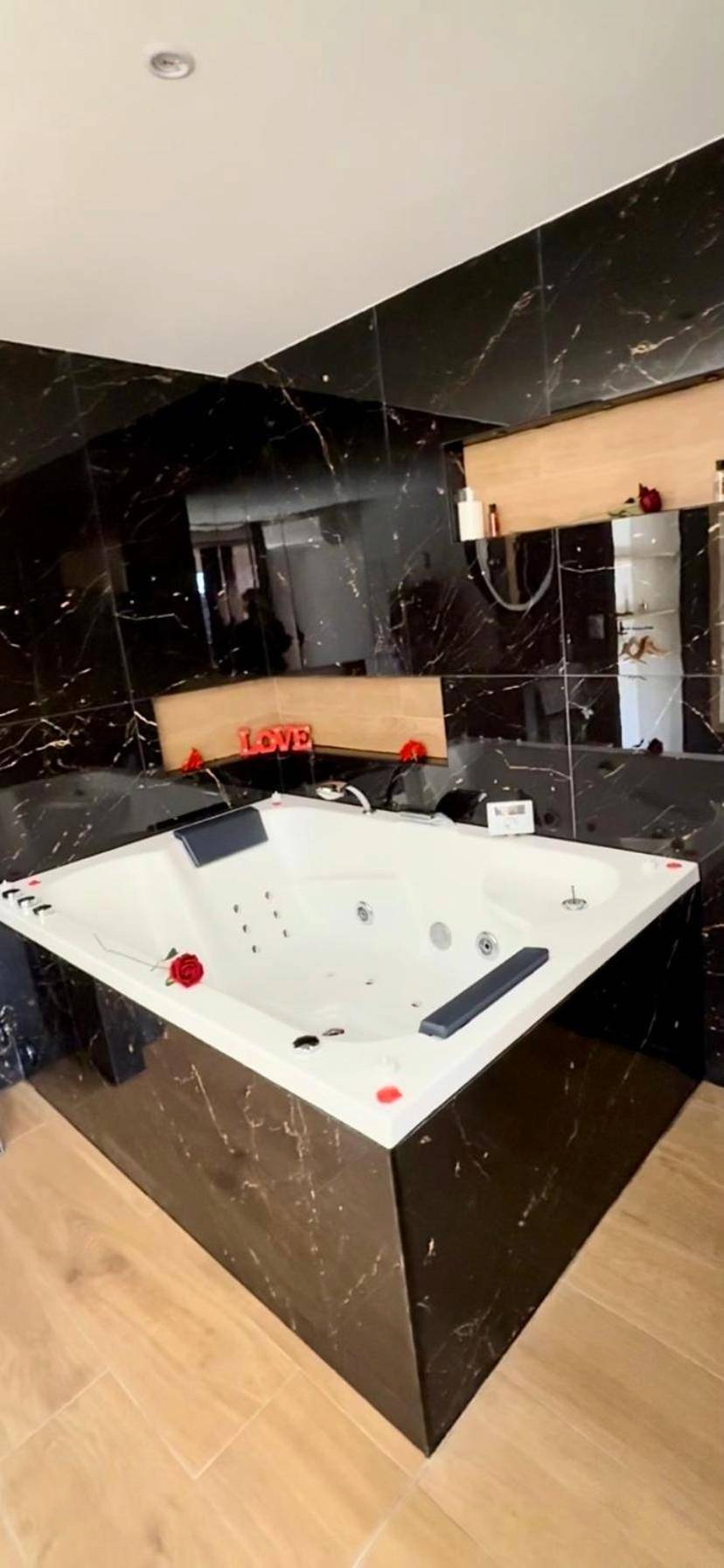 Photo du logement - SPICY LOVE - proche Nice et Cannes - Jacuzzi privatif - French Riviera - luxe - suite romantique