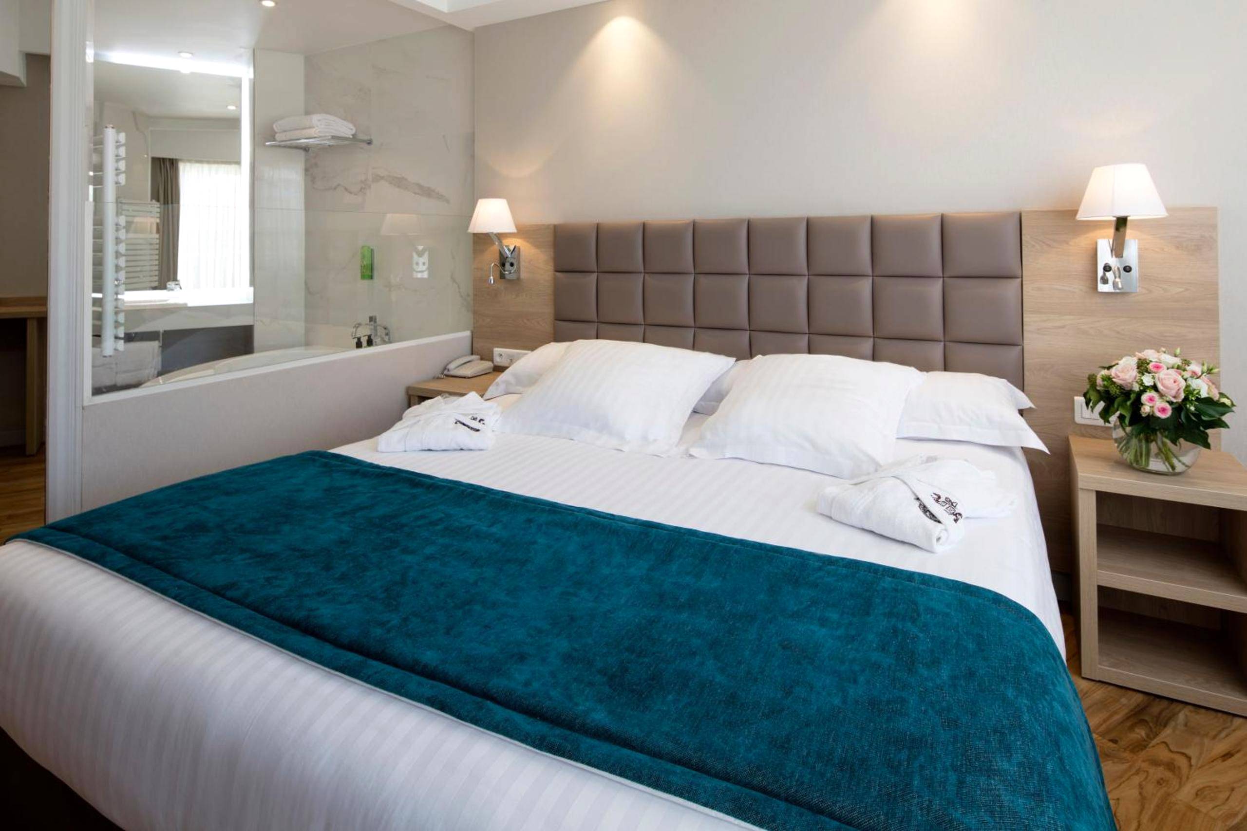 Chambre avec lit double et peignoirs blancs - Love Room Nice - Splendid Hotel & Spa Nice