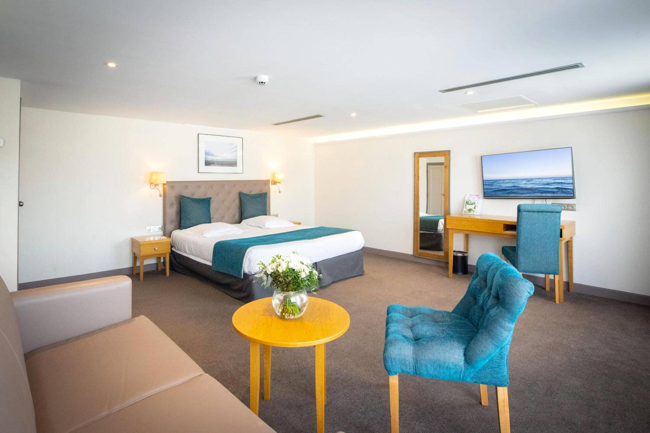 Suite spacieuse avec coin salon et télévision - Splendid Hotel & Spa Nice