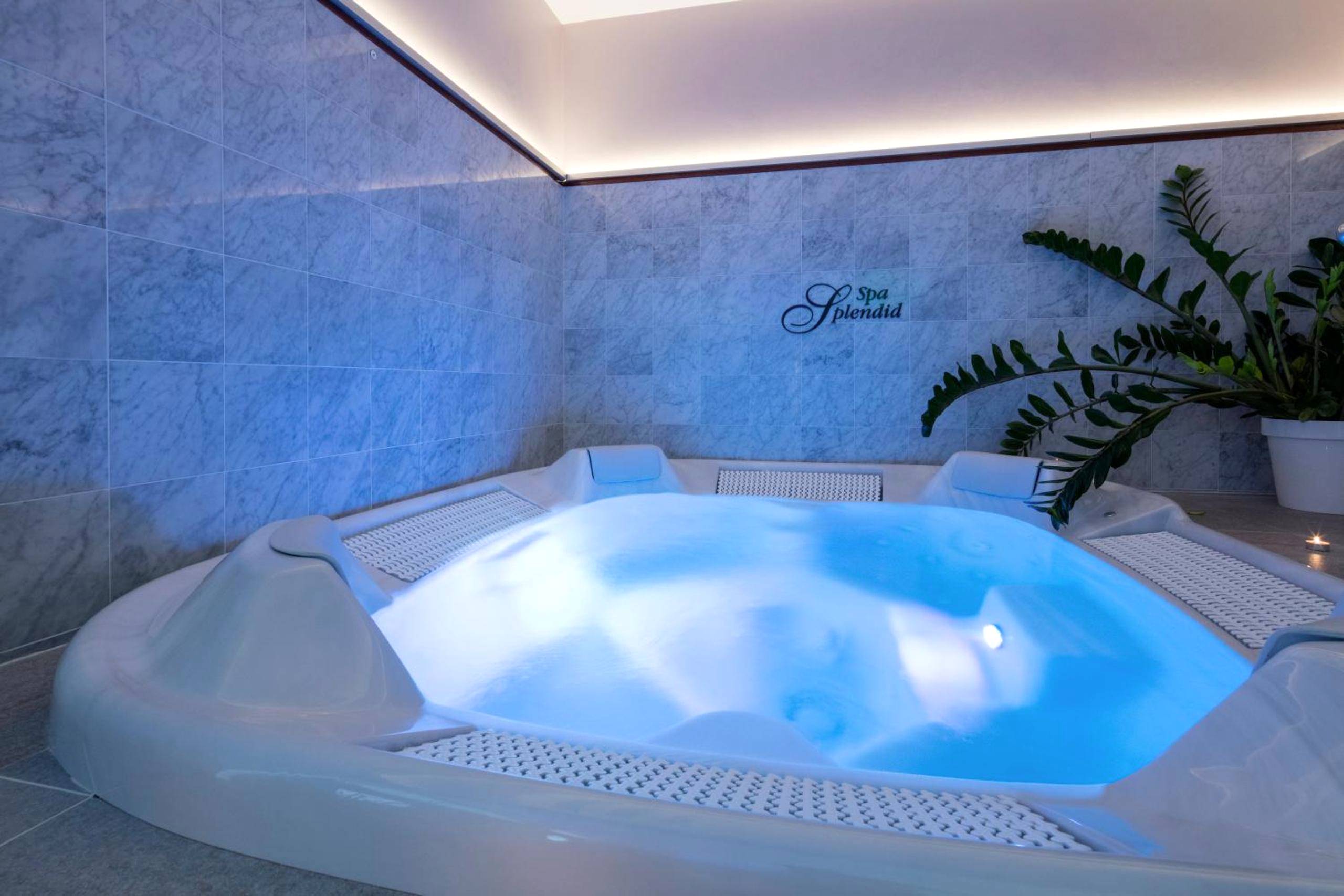 Jacuzzi intérieur avec éclairage bleu relaxant - Splendid Hotel & Spa Nice