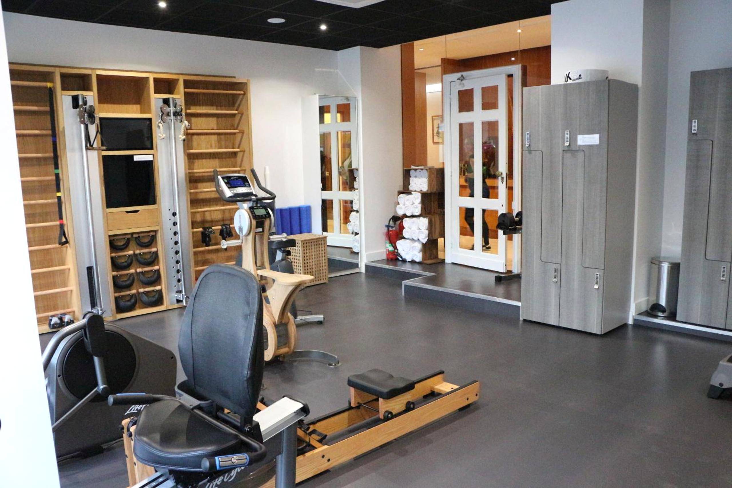 Salle de sport équipée avec appareils variés - Splendid Hotel & Spa Nice